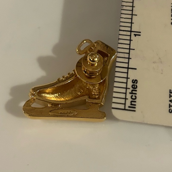 gold tone ice skate pin/ excellent condition - Picture 4 of 4